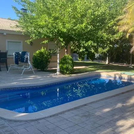 Con Amplios Espacios, Piscina Y Garaje Malaga