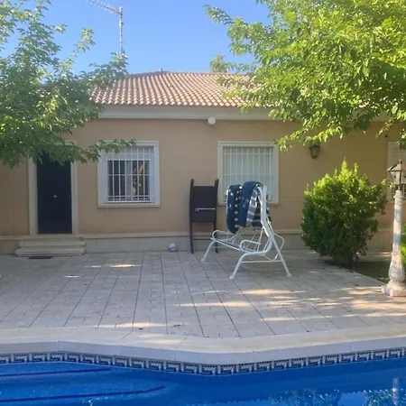Con Amplios Espacios, Piscina Y Garaje * Malaga