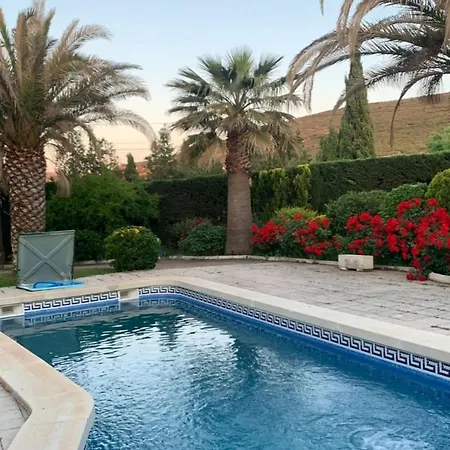 Con Amplios Espacios, Piscina Y Garaje Holiday home